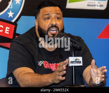 Daytona, Stati Uniti. 18 febbraio 2024. DJ Khaled risponde alla domanda dopo che la pioggia ha rinviato il 66 ° Daytona 500, domenica 18 febbraio 2024 a Daytona, Florida. Foto di Edwin Locke/UPI credito: UPI/Alamy Live News Foto Stock