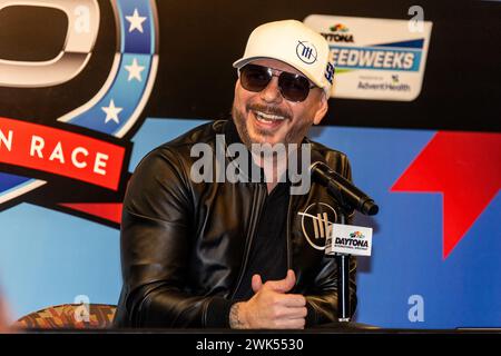 Daytona, Stati Uniti. 18 febbraio 2024. Pitbull risponde alle domande dopo che ha rinviato la 66a Daytona 500, domenica 18 febbraio 2024 a Daytona, Florida. Foto di Edwin Locke/UPI credito: UPI/Alamy Live News Foto Stock