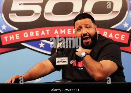 Daytona, Stati Uniti. 18 febbraio 2024. DJ Khaled è stato intervistato dopo il rinvio della 66a edizione di Daytona 500 al Daytona International Speedway domenica 18 febbraio 2024 Daytona, FL. Foto di Mike Gentry/UPI credito: UPI/Alamy Live News Foto Stock