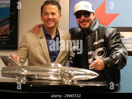 Daytona, Stati Uniti. 18 febbraio 2024. Il presidente di Daytona Frank Kelleher (L) con Pitbull e l'Harly J Earl Trophy, al Daytona International Speedway domenica 18 febbraio 2024 Daytona, Florida. Foto di Mike Gentry/UPI credito: UPI/Alamy Live News Foto Stock