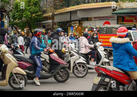 Traffico nelle ore di punta ad Hanoi, Vietnam Foto Stock