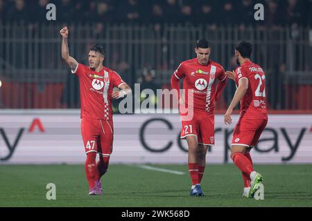 Monza, Italia. 18 febbraio 2024. Dany Mota Carvalho dell'AC Monza festeggia con i compagni di squadra dopo aver segnato per dare alla squadra un vantaggio di 2-0 durante la partita di serie A all'U-Power Stadium di Monza. Il credito per immagini dovrebbe essere: Jonathan Moscrop/Sportimage Credit: Sportimage Ltd/Alamy Live News Foto Stock