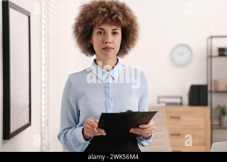 Notaio con appunti e penna in ufficio Foto Stock