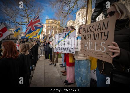 Londra, Regno Unito. 18 febbraio 2024. I manifestanti e i sostenitori ucraini continuano le loro proteste settimanali a Westminster, di fronte a Downing Street, contro l'invasione russa in corso della loro patria. Il 24 febbraio 2022, la Russia invase l'Ucraina in un'escalation della guerra russo-Ucraina iniziata nel 2014. Crediti: Guy Corbishley/Alamy Live News Foto Stock