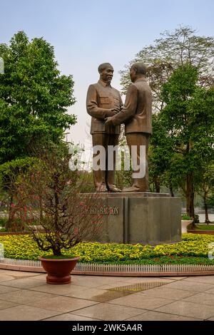 La statua di Bac ho Bac Ton a Thong Nhat Park, Hanoi, Vietnam Foto Stock