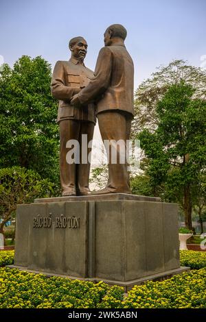 La statua di Bac ho Bac Ton a Thong Nhat Park, Hanoi, Vietnam Foto Stock