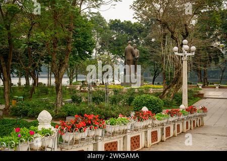 La statua di Bac ho Bac Ton a Thong Nhat Park, Hanoi, Vietnam Foto Stock