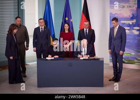 Il presidente dell'Ucraina Volodymyr Zelenskyy arriva in visita di lavoro con il cancelliere tedesco Olaf Scholz a Berlino il presidente dell'Ucraina Volodymyr Zelenskyy arriva in visita di lavoro con il cancelliere della Germania Olaf Scholz a Berlino, Germania, il 16 febbraio 2024. Foto DEL PRESIDENTE UCRAINO apaimages Berlino Berlino Germania 160224 Germany UPO 0033.jpeg Copyright: XapaimagesxPRESIDENTxOFxUKRAINExxapaimagesx Foto Stock