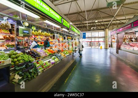 Spagna - 11 gennaio 2024. Vivace mercato brulicante di verdure fresche, carni, frutta, pesce e noci Foto Stock