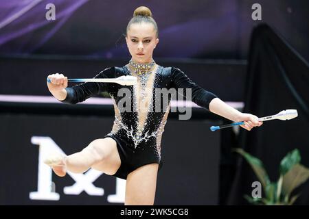 Chieti, Italia. 17 febbraio 2024. La ginnasta ritmica italiana Enrica Paolini si esibisce per armonia D'Abruzzo durante la ginnastica ritmica FGI 2024 nella stagione regolare di serie A1 1° round al Palatricalle Chieti. Primo round stagionale regolare dei Campionati Italiani di ginnastica ritmica 2024 a Chieti, Italia crediti: SOPA Images Limited/Alamy Live News Foto Stock