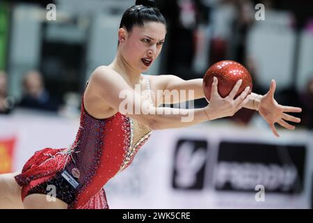 Chieti, Italia. 17 febbraio 2024. La ginnasta ritmica italiana Milena Baldassarri si esibisce per la Ginnastica Fabriano durante la ginnastica ritmica FGI 2024 nella regular season di serie A1 1° round al Palatricalle Chieti. Primo round stagionale regolare dei Campionati Italiani di ginnastica ritmica 2024 a Chieti, Italia crediti: SOPA Images Limited/Alamy Live News Foto Stock