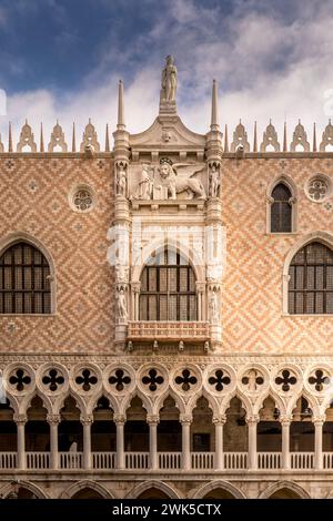 Venezia, Italia - 6 febbraio 2024: Dettaglio architettonico - Palazzo Ducale in Piazza San Marco a Venezia, Italia Foto Stock
