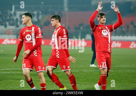 Monza Brianza, Italia. 18 febbraio 2024. Foto Alberto Mariani/LaPresse 18 febbraio 2024 - Monza Brianza, Italia - sport, calcio - Monza vs Milano - Campionato italiano di calcio serie A Tim 2023/2024 - Stadio U-Pouwer. Nella foto: Esultanza fine gara Monza 18 febbraio 2024 Monza Brianza Italia - sport, calcio - Monza vs Hella Verona- Campionato Italiano di calcio 2023/2024 - Stadio U-PouwerStadium. Nella foto: Monza celebra Credit: LaPresse/Alamy Live News Foto Stock
