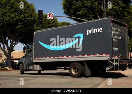 Tustin, California, Stati Uniti - 22 ottobre 2023: Il sole del pomeriggio splende su un semicamion Amazon prime passando per la storica strada principale. Foto Stock