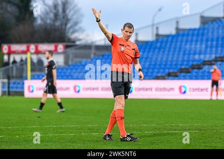 L'arbitro Jan Boterberg raffigurato durante una partita di calcio tra KMSK Deinze e Beerschot durante la ventiduesima partita della stagione Challenger Pro League 2023-2024, domenica 18 febbraio 2024 a Deinze, Belgio. FOTO SPORTPIX | Stijn Audooren Foto Stock