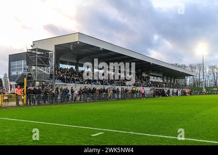 Deinze, Belgio. 18 febbraio 2024. Uno stand principale completo raffigurato durante una partita di calcio tra KMSK Deinze e Beerschot durante la 22a partita della stagione Challenger Pro League 2023-2024, domenica 18 febbraio 2024 a Deinze, Belgio. Crediti: Sportpix/Alamy Live News Foto Stock