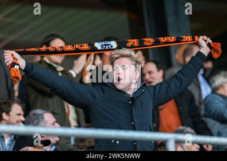 Deinze, Belgio. 18 febbraio 2024. Il tifoso Deinze raffigurato durante una partita di calcio tra KMSK Deinze e Beerschot durante la 22a partita della stagione Challenger Pro League 2023-2024, domenica 18 febbraio 2024 a Deinze, Belgio. Crediti: Sportpix/Alamy Live News Foto Stock