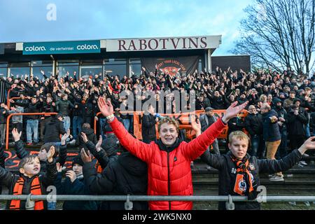 Deinze, Belgio. 18 febbraio 2024. I tifosi Deinze sono stati fotografati durante una partita di calcio tra KMSK Deinze e Beerschot durante la 22a partita della stagione Challenger Pro League 2023-2024, domenica 18 febbraio 2024 a Deinze, Belgio. Crediti: Sportpix/Alamy Live News Foto Stock