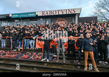 Deinze, Belgio. 18 febbraio 2024. I tifosi Deinze sono stati fotografati durante una partita di calcio tra KMSK Deinze e Beerschot durante la 22a partita della stagione Challenger Pro League 2023-2024, domenica 18 febbraio 2024 a Deinze, Belgio. Crediti: Sportpix/Alamy Live News Foto Stock