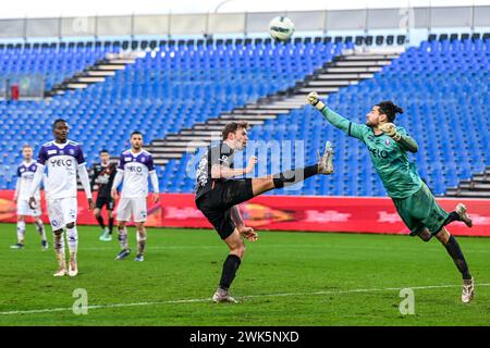 Lennart Mertens (92) di KMSK Deinze e il portiere Davor Matijas (71) di Beerschot, foto durante una partita di calcio tra KMSK Deinze e Beerschot durante la 22a partita della stagione Challenger Pro League 2023-2024, domenica 18 febbraio 2024 a Deinze, Belgio. FOTO SPORTPIX | Stijn Audooren Foto Stock