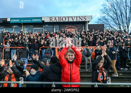 Deinze, Belgio. 18 febbraio 2024. I tifosi Deinze sono stati fotografati durante una partita di calcio tra KMSK Deinze e Beerschot durante la 22a partita della stagione Challenger Pro League 2023-2024, domenica 18 febbraio 2024 a Deinze, Belgio. Crediti: Sportpix/Alamy Live News Foto Stock