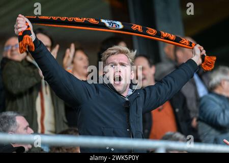 Deinze, Belgio. 18 febbraio 2024. Il tifoso Deinze raffigurato durante una partita di calcio tra KMSK Deinze e Beerschot durante la 22a partita della stagione Challenger Pro League 2023-2024, domenica 18 febbraio 2024 a Deinze, Belgio. Crediti: Sportpix/Alamy Live News Foto Stock