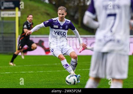 Deinze, Belgio. 18 febbraio 2024. Dean Huiberts (30) di Beerschot, raffigurato durante una partita di calcio tra KMSK Deinze e Beerschot durante la 22a partita della stagione Challenger Pro League 2023-2024, domenica 18 febbraio 2024 a Deinze, Belgio. Crediti: Sportpix/Alamy Live News Foto Stock