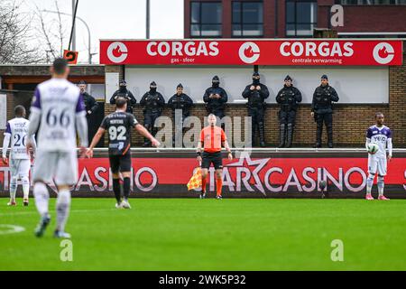 Deinze, Belgio. 18 febbraio 2024. La polizia fotografata durante una partita di calcio tra KMSK Deinze e Beerschot durante la 22a partita della stagione Challenger Pro League 2023-2024, domenica 18 febbraio 2024 a Deinze, Belgio. Crediti: Sportpix/Alamy Live News Foto Stock