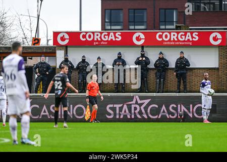 Deinze, Belgio. 18 febbraio 2024. La polizia fotografata durante una partita di calcio tra KMSK Deinze e Beerschot durante la 22a partita della stagione Challenger Pro League 2023-2024, domenica 18 febbraio 2024 a Deinze, Belgio. Crediti: Sportpix/Alamy Live News Foto Stock