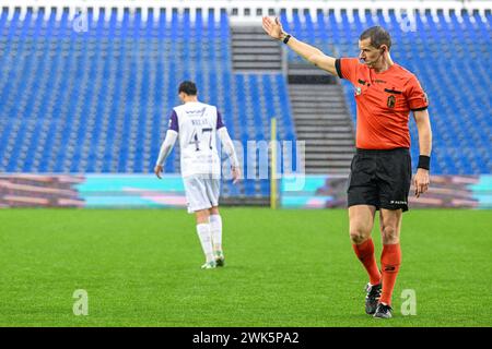 Deinze, Belgio. 18 febbraio 2024. L'arbitro Jan Boterberg raffigurato durante una partita di calcio tra KMSK Deinze e Beerschot durante la 22a partita nella stagione Challenger Pro League 2023-2024, domenica 18 febbraio 2024 a Deinze, Belgio. Crediti: Sportpix/Alamy Live News Foto Stock