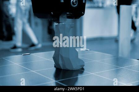 Processo di stampa di un oggetto con una stampante 3D. Stampante 3D che stampa un modello da plastica fusa. Stampa 3D. Creazione robotica della forma dello stampo. Creazione automatizzata prototipazione della tecnologia delle stampanti 3D. Foto Stock