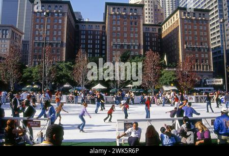 Pattinaggio su ghiaccio a Pershing Square nel centro di Los Angeles, California, Stati Uniti Foto Stock