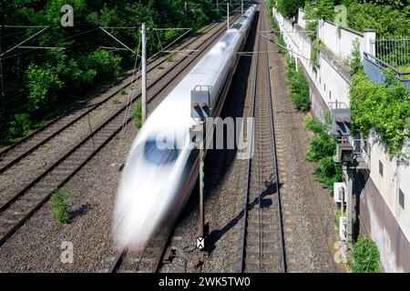 vista da un ponte su un treno veloce in movimento su una linea a quattro binari in germania Foto Stock