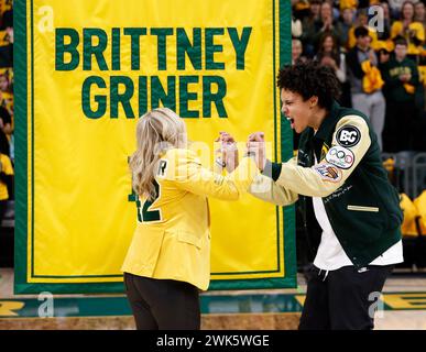 18 febbraio 2024: l'allenatrice di basket femminile di Baylor Nicki Collen e l'ex stella del basket di Baylor Brittney Griner celebrano come striscione che riconosce il ritiro della maglia n. 42 di Griner viene sollevata sulle travi sopra il Foster Pavilion prima di una partita di basket femminile della Big 12 Conference contro Texas Tech il 18 febbraio 2024, a Waco. (Credit Image: © Scott Coleman/ZUMA Press Wire) SOLO PER USO EDITORIALE! Non per USO commerciale! Foto Stock