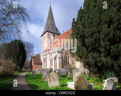 BOSHAM, INGHILTERRA - 11 FEBBRAIO 2024: Chiesa e cimitero della Santissima Trinità a Bosham, West Sussex, Inghilterra, in un pomeriggio invernale Foto Stock
