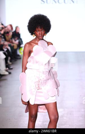 Londra, Regno Unito. 18 febbraio 2024. Una modella percorre la passerella durante la sfilata SUNCUN al Fashion Scout durante la London Fashion Week al 31 New Inn Yard, Londra, Regno Unito, il 18 febbraio 2024. Crediti: John Davies/Alamy Live News Foto Stock