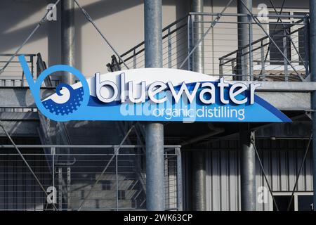 Everett, Washington, USA - 16 febbraio 2024; firma alla distillazione Bluewater Organic sul lungomare di Everett Foto Stock