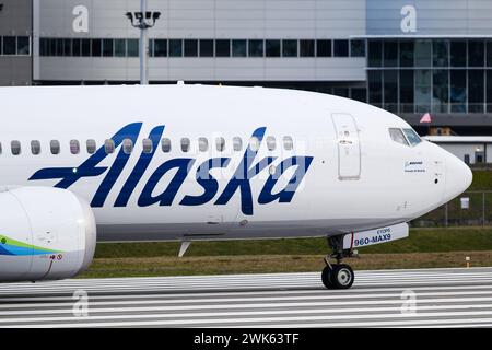 Everett, WA, Stati Uniti d'America - 16 febbraio 2024; primo piano dell'aeromobile Alaska Airlines Boeing 737 MAX 9 N960AK sulla pista Foto Stock