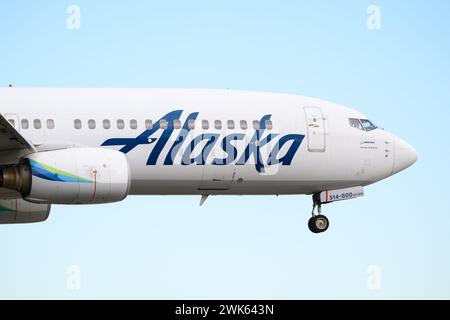 Everett, WA, USA - 16 febbraio 2024; Alaska Airlines Boeing 737-800 N524AS primo piano del logo sulla parte anteriore dell'aereo da atterraggio Foto Stock