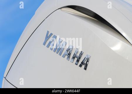 Everett, WA, USA - 16 febbraio 2024; nome Yamaha in lettere argentate sul motore dell'imbarcazione Foto Stock