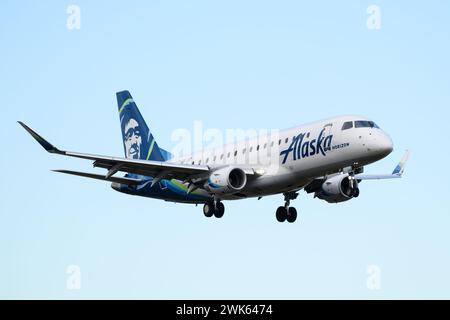 Everett, WA, USA - 16 febbraio 2024; atterraggio regionale Alaska Airlines Horizon con aeromobili Embraer 175 Foto Stock