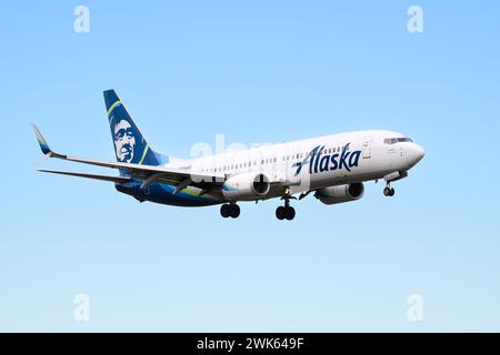 Everett, WA, USA - 16 febbraio 2024; Alaska Airlines Boeing 737-800 N524AS in avvicinamento finale isolato sul cielo blu Foto Stock