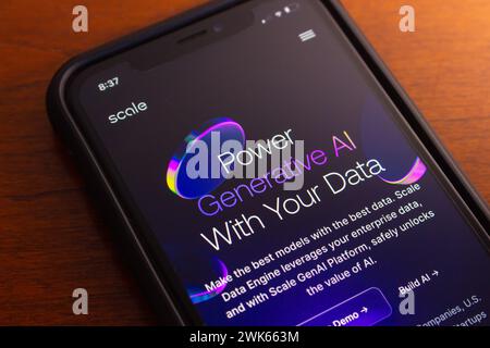 Ridimensionamento del sito Web ai visualizzato sullo schermo dell'iPhone. Scale ai è un'azienda che fornisce servizi di elaborazione dati ed etichettatura per migliorare la tecnologia ai. Foto Stock