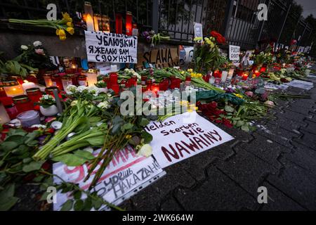 Gedenken an Alexej Nawalny vor dem Russischen Konsulat in Frankfurt a.m. Fotos, Kerzen, Grablichter und Blumen für den am 16. Febbraio 2024 in einer arktischen Strafkolonie verstorbenen russischen Oppositionsführers Alexej Nawalny werden seit Tagen am Zaun des geschlossenen Generalkonsulats der Russischen Förderation a Francoforte sul meno abgelegt. Nawalny War russischer Jurist, Antikorruptionsaktivist, Dissident und Oppositionspolitiker. Im Jahr 2020 wurde ein lebensgefährlicher Giftanschlag auf ihn verübt. Politisch verfolgt und ab 2021 inhaftiert, wurde er zu langjährigen Haftstrafen verurtei Foto Stock