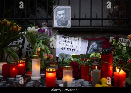 Gedenken an Alexej Nawalny vor dem Russischen Konsulat in Frankfurt a.m. Fotos, Kerzen, Grablichter und Blumen für den am 16. Febbraio 2024 in einer arktischen Strafkolonie verstorbenen russischen Oppositionsführers Alexej Nawalny werden seit Tagen am Zaun des geschlossenen Generalkonsulats der Russischen Förderation a Francoforte sul meno abgelegt. Nawalny War russischer Jurist, Antikorruptionsaktivist, Dissident und Oppositionspolitiker. Im Jahr 2020 wurde ein lebensgefährlicher Giftanschlag auf ihn verübt. Politisch verfolgt und ab 2021 inhaftiert, wurde er zu langjährigen Haftstrafen verurtei Foto Stock