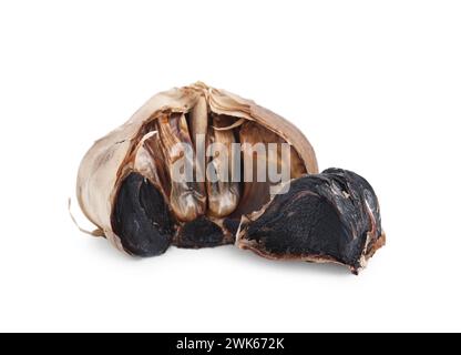 Bulbo e spicchio di aglio nero fermentato isolato su bianco Foto Stock