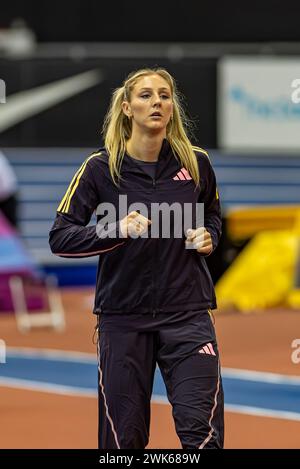 Utilita Arena, Birmingham, Regno Unito. 17 febbraio 2024. 2023 Microplus UK Athletics Indoor Championships Day 1; Molly Caudery of Thames Valley Harriers si riscalda prima dell'inizio della finale Credit: Action Plus Sports/Alamy Live News Foto Stock