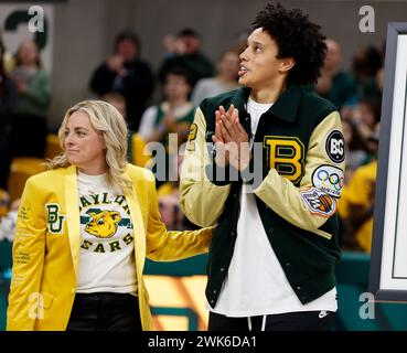 18 febbraio 2024: l'allenatrice di basket femminile di Baylor Nicki Collen e l'ex stella del basket Baylor Brittney Griner guardano come uno striscione che riconosce il ritiro della maglia n. 42 di Griner, viene svelata al Foster Pavilion prima di una partita di basket femminile della Big 12 Conference contro Texas Tech il 18 febbraio 2024, a Waco. (Credit Image: © Scott Coleman/ZUMA Press Wire) SOLO PER USO EDITORIALE! Non per USO commerciale! Foto Stock