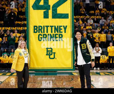 18 febbraio 2024: l'allenatore di basket femminile di Baylor Nicki Collen (a sinistra) si unisce all'ex stella del Baylor Brittney Griner sul campo come uno striscione che riconosce il ritiro della maglia n. 42 di Griner viene sollevata sulle travi sopra il Foster Pavilion prima di una partita di basket femminile della Big 12 Conference contro il Texas Tech il mese di febbraio 18, 2024, a Waco. (Credit Image: © Scott Coleman/ZUMA Press Wire) SOLO PER USO EDITORIALE! Non per USO commerciale! Foto Stock