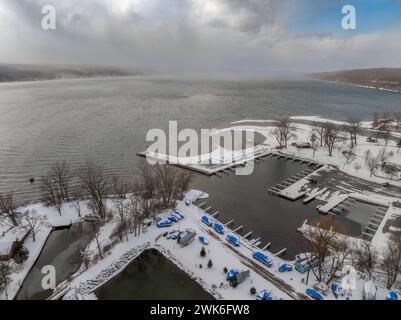 Immagini aeree invernali pomeridiane dei moli a Lansing, New York, sul lato est del lago Cayuga. Foto Stock